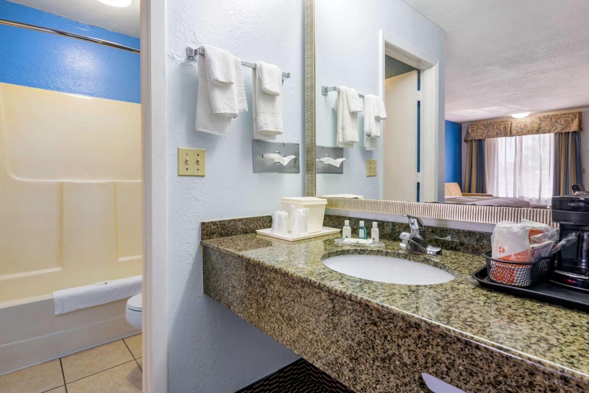 Quality Inn Sarasota North Near Lido Key Beach Kültér fotó